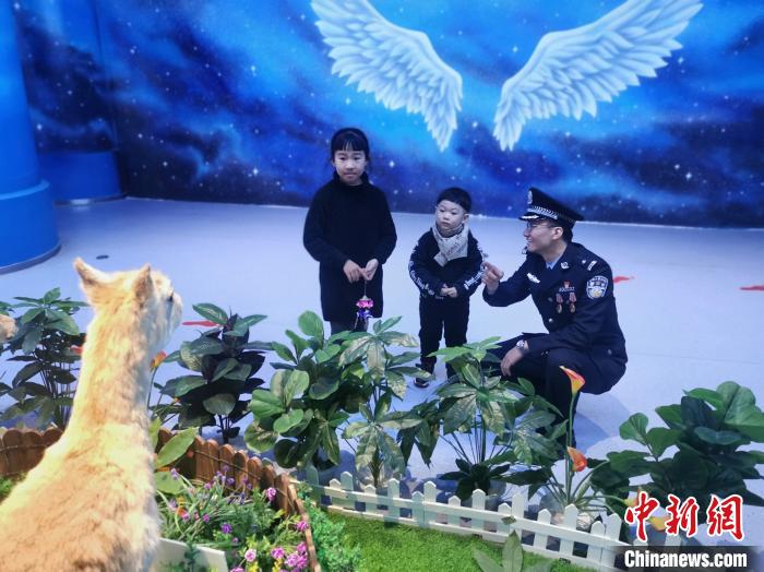 圖為森林警察為小朋友科普野生動(dòng)物保護(hù)知識(shí)。　文思睿 攝