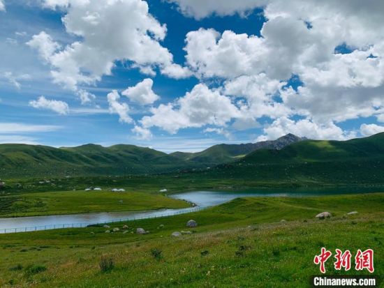 圖為果洛州境內(nèi)的年保玉則。（資料圖）　孫?！z