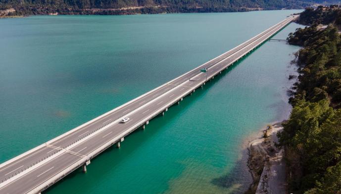 資料圖為西藏拉薩至林芝高等級公路多布湖風光。　江飛波 攝