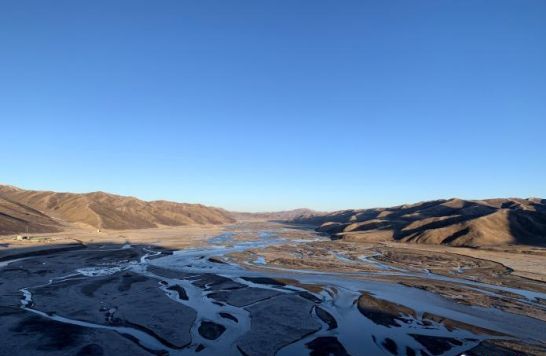 圖為三江源腹地，黃河流經(jīng)達(dá)日縣。（資料圖） 孫睿 攝 　　