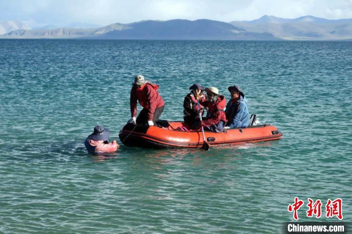 科考隊(duì)員乘充氣快艇考察扎日南木錯(cuò)歸來。　<a target='_blank' ><p  align=