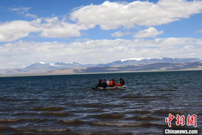 科考隊(duì)員向湖心進(jìn)發(fā)，風(fēng)浪越來(lái)越大。　<a target='_blank' ><p  align=