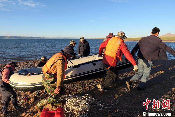 完成達(dá)則錯(cuò)科考任務(wù)，科考隊(duì)員抬充氣快艇上岸。　<a target='_blank' ><p  align=