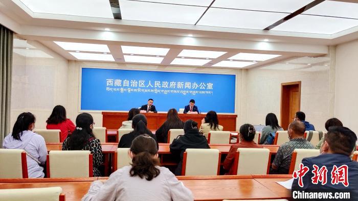 圖為西藏阿里地區(qū)在拉薩召開新聞發(fā)布會，發(fā)布西藏和平解放70年來阿里地區(qū)經(jīng)濟社會發(fā)展成就?！∝暽＠?攝