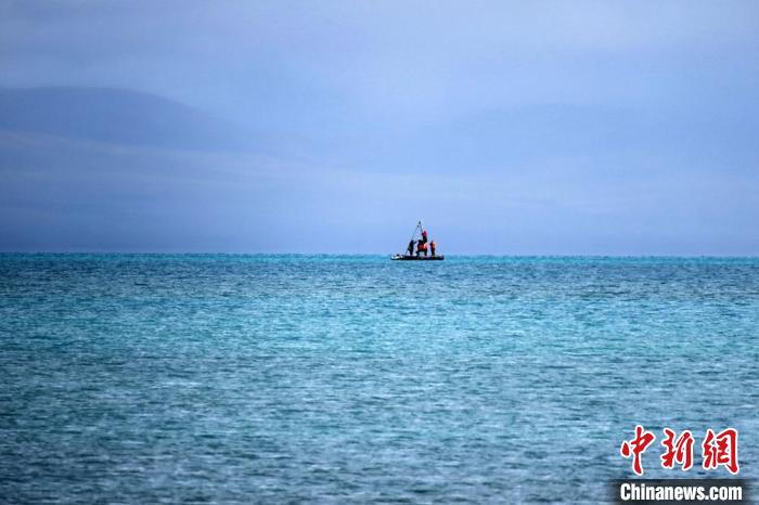 從岸邊營地以長焦鏡頭遠(yuǎn)眺，科考隊員在巴木錯作業(yè)?！?lt;a target='_blank' ><p  align=