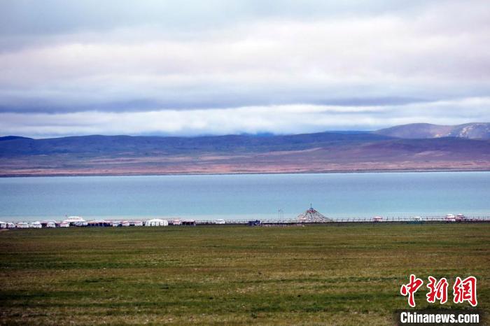 西藏安多縣茲格塘錯(cuò)岸邊帳篷林立，旅游業(yè)發(fā)展勢(shì)頭良好?！?lt;a target='_blank' ><p  align=