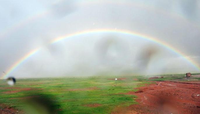 科考隊員在茲格塘錯采樣返程途中，高原風(fēng)雨彩虹送行?！?lt;a target='_blank' ><p  align=