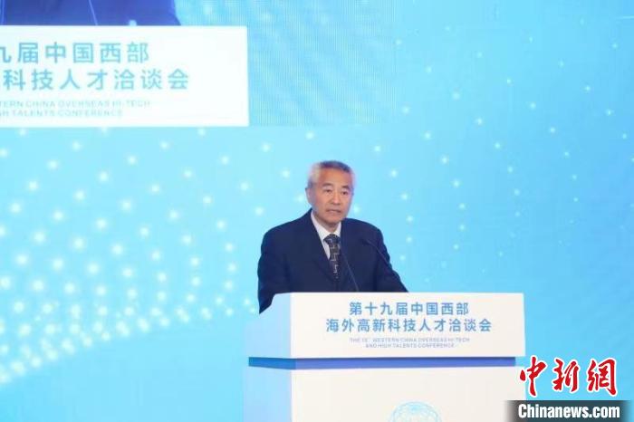 全國政協(xié)副主席、九三學(xué)社中央常務(wù)副主席邵鴻出席論壇并致辭。　四川省委統(tǒng)戰(zhàn)部供圖