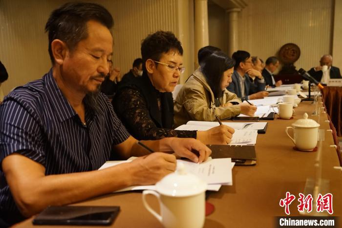 圖為座談會現(xiàn)場?！∨擞隄?攝