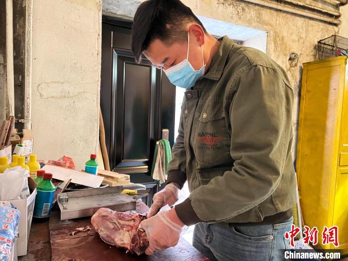 圖為雪豹“奶爸”史壽軍正在準(zhǔn)備投喂雪豹的食材。　馬銘言 攝