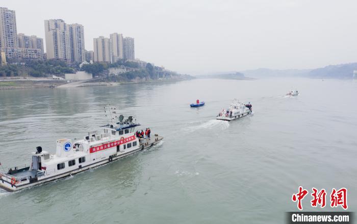 聯(lián)合巡江守護(hù)活動現(xiàn)場?！〗部h融媒體中心 攝