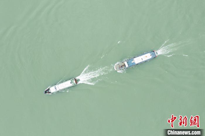 聯(lián)合巡江守護(hù)活動現(xiàn)場?！〗部h融媒體中心 攝