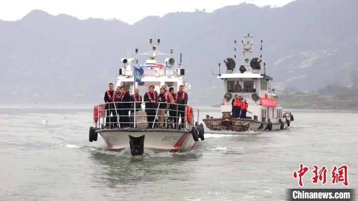 聯(lián)合巡江守護(hù)活動現(xiàn)場?！〗部h融媒體中心 攝