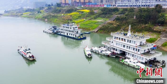 聯(lián)合巡江守護(hù)活動現(xiàn)場?！〗部h融媒體中心 攝