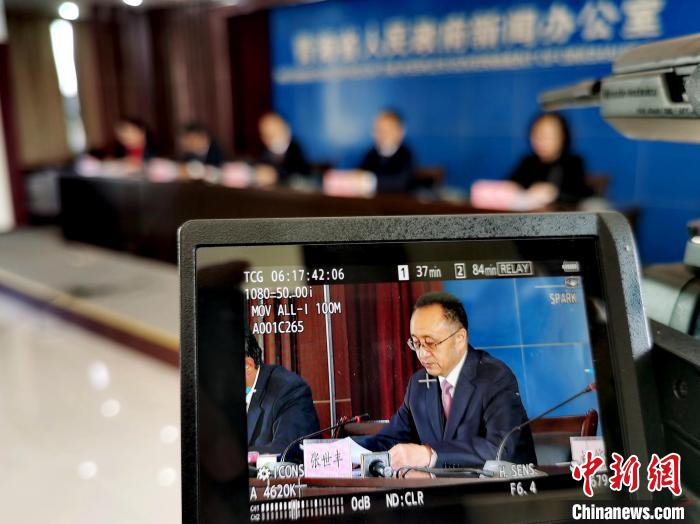 圖為青海省水利廳廳長張世豐參加新聞發(fā)布會。　張?zhí)砀?攝