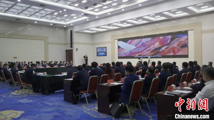 圖為部省共同打造青海綠色有機(jī)農(nóng)畜產(chǎn)品輸出地推進(jìn)會(huì)議現(xiàn)場(chǎng)。　李江寧 攝