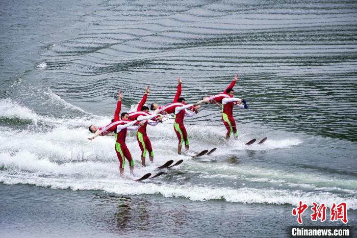 捕魚節(jié)上的水上表演?！≈鬓k方供圖