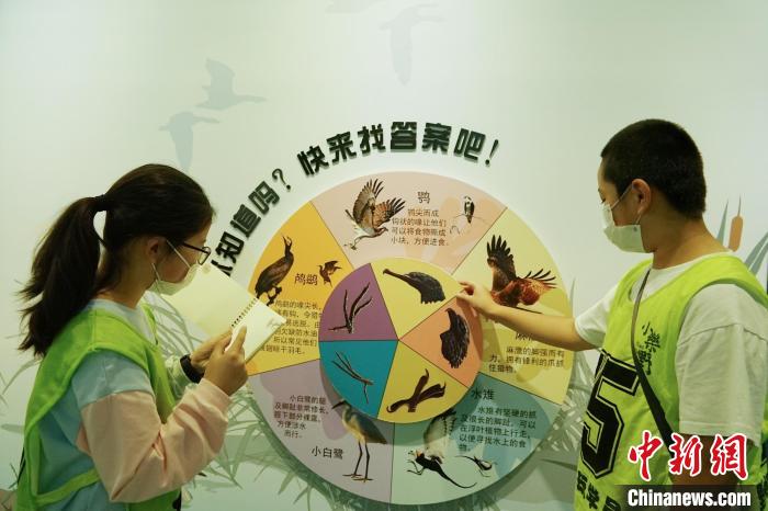圖為小朋友在青海西寧湟水國(guó)家濕地公園科普館內(nèi)參觀學(xué)習(xí)?！●R銘言 攝