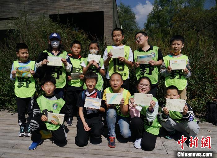 圖為小朋友展示學(xué)習(xí)成果?！●R銘言 攝