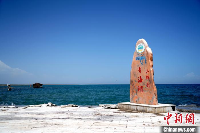 圖為青海湖景區(qū)一角?！O睿 攝