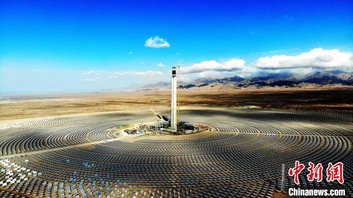 圖為德令哈光伏產(chǎn)業(yè)園?！O睿 攝