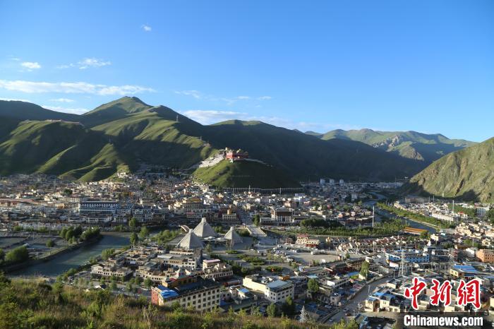 圖為航拍玉樹市?！∮駱涫形麄鞑抗﹫D