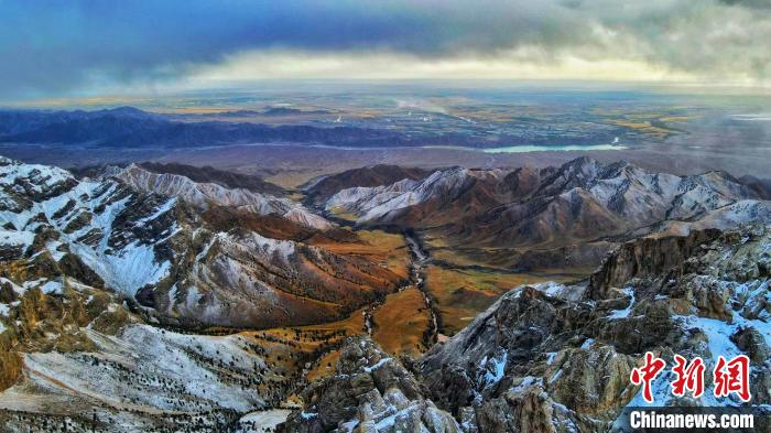 圖為柴達(dá)木盆地柏樹山森林地質(zhì)公園云霧繚繞?！“蛨D那生 攝