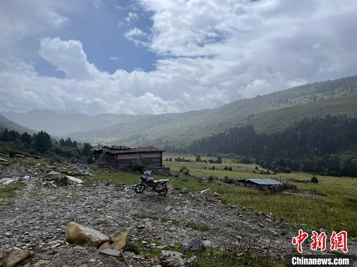 圖為9月28日一輛停在牧場上的摩托車。 <a target='_blank' href='/'><p  align=