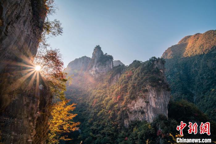 朝霞?！∏貪h忠 攝