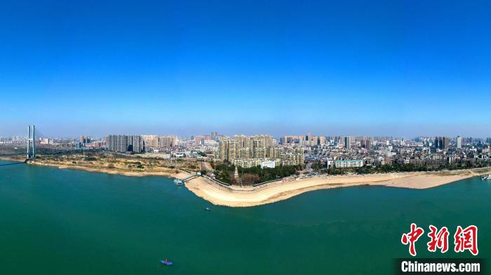 荊州市內(nèi)的荊江大堤。(資料圖) 湯偉 攝