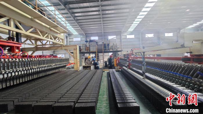 圖為張掖市宏能煤業(yè)有限公司煤矸石綜合利用項目現(xiàn)場。(資料圖) 錢大偉 攝