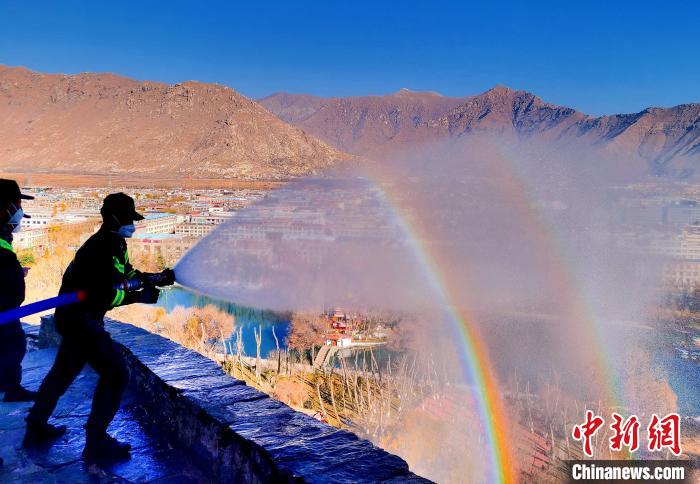 12月6日，布達(dá)拉宮消防救援大隊(duì)在布達(dá)拉宮山體林草區(qū)域開(kāi)展?jié)窕ぷ??！㈣?攝