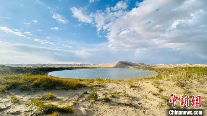圖為青海湖沙島風(fēng)光?！±罱瓕?攝