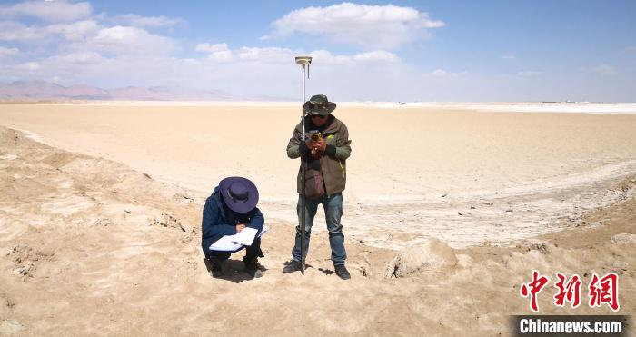 圖為鹽湖礦產(chǎn)資源國情調(diào)查。(資料圖) 柴綜院 供圖