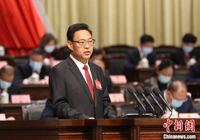 圖為青海省西寧市人民政府代市長石建平作政府工作報告?！∑钤鲚?攝