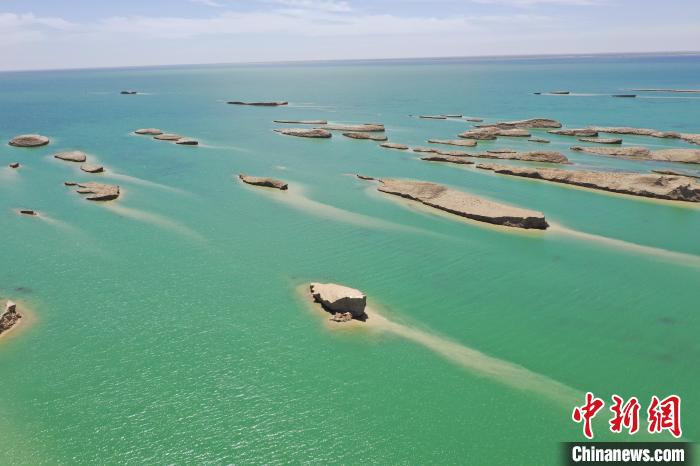 圖為海西州境內(nèi)的水上雅丹風(fēng)光。　趙凜松 攝