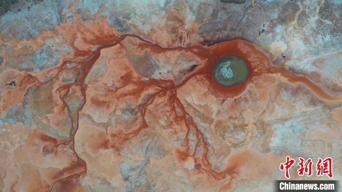 圖為海西州境內(nèi)的“網(wǎng)紅”景點(diǎn)“惡魔之眼”?！≮w凜松 攝