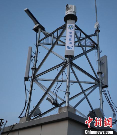 資料圖為建在龍羊峽湖區(qū)內(nèi)的5G基站。　青海移動海南分公司供圖