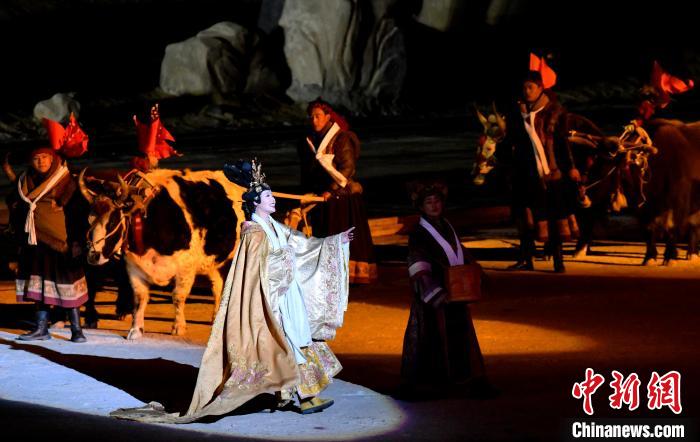 3月17日，西藏拉薩，《文成公主》大型史詩(shī)劇演出現(xiàn)場(chǎng)?！±盍?攝