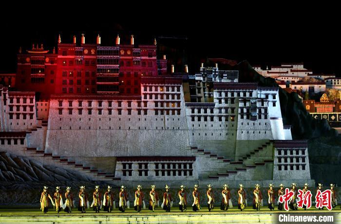 3月17日，西藏拉薩，《文成公主》大型史詩(shī)劇演出現(xiàn)場(chǎng)?！±盍?攝