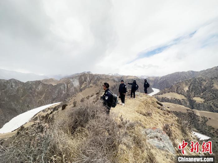 圖為曲麻萊縣崗當(dāng)村的生態(tài)管護(hù)人員開展巡護(hù)。　丁巴達(dá)杰 攝