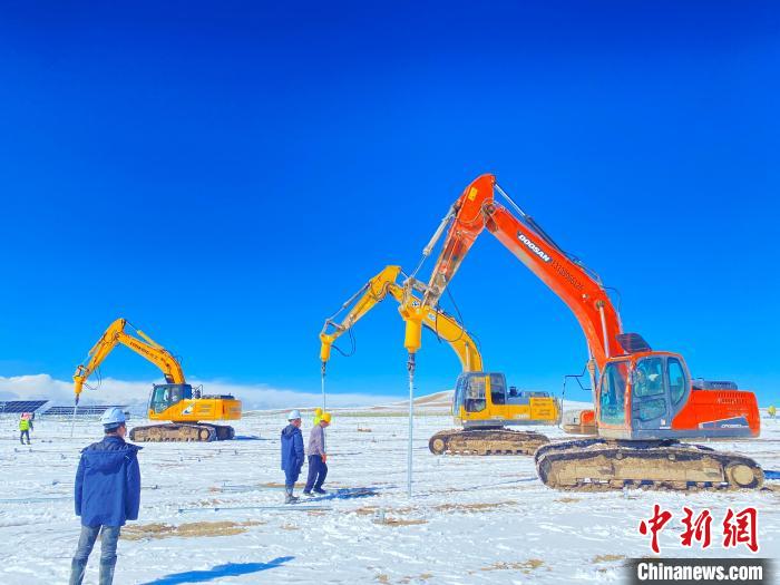 圖為雪中施工。資料圖 姜佳保供圖