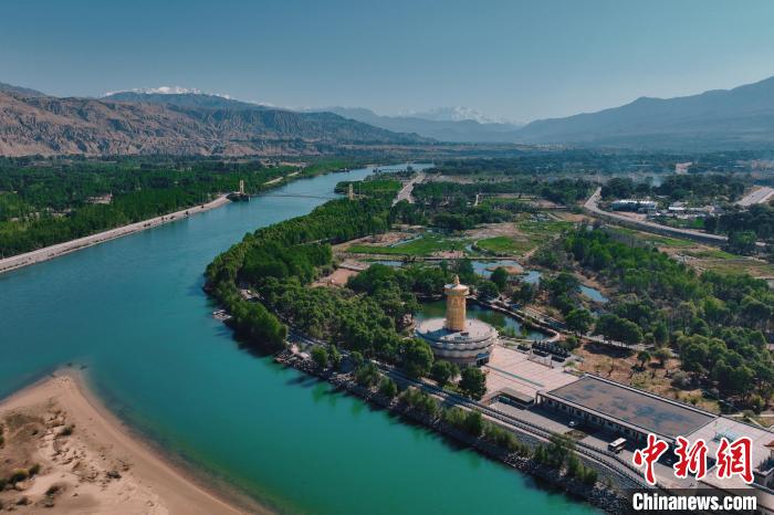 航拍青海貴德黃河岸畔綠意濃濃?！≮w凜松 攝