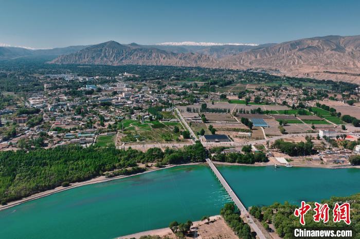 航拍青海貴德黃河岸畔綠意濃濃?！≮w凜松 攝