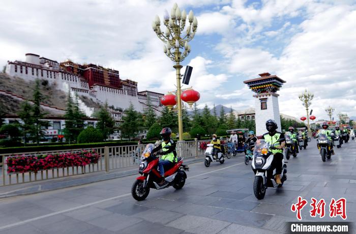 圖為2023年極地G219集結(jié)賽暨金卡納場地賽選手途經(jīng)拉薩布達(dá)拉宮?！∮文恋厍蚬﹫D