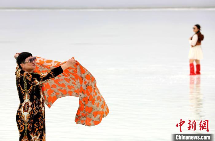 圖為游客在茶卡鹽湖拍照?！⊙Φ?攝