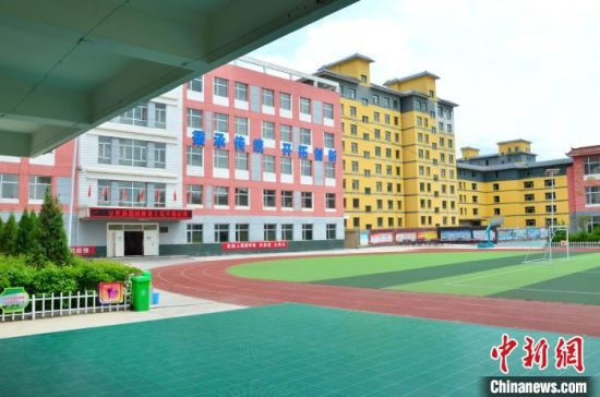 圖為化隆縣第一小學(xué)?！◆?shù)り?yáng)　攝