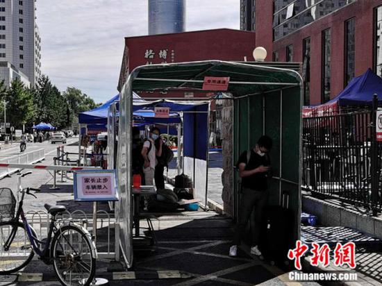 中國科學院大學校門外，豎立著“家長止步”的提示牌。 中新網(wǎng) 張尼 攝