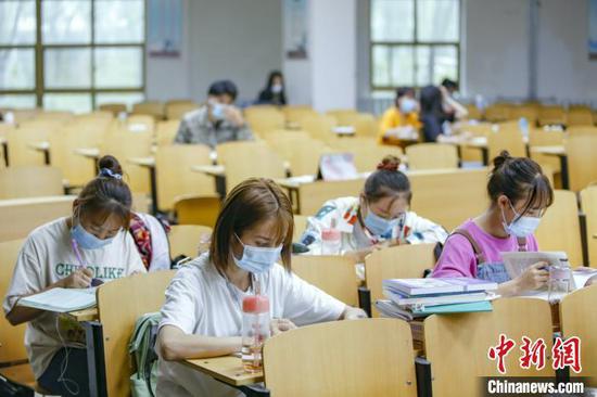 資料圖：學生在圖書館自習室內(nèi)學習?！⑾A 攝