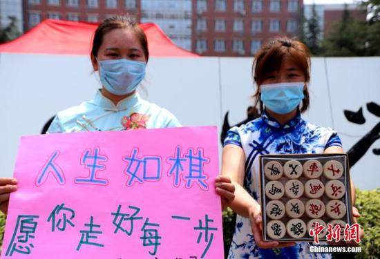 資料圖：2020年7月河南鄭州一高考考點(diǎn)，考生家長(zhǎng)送考 中新社記者 王中舉 攝